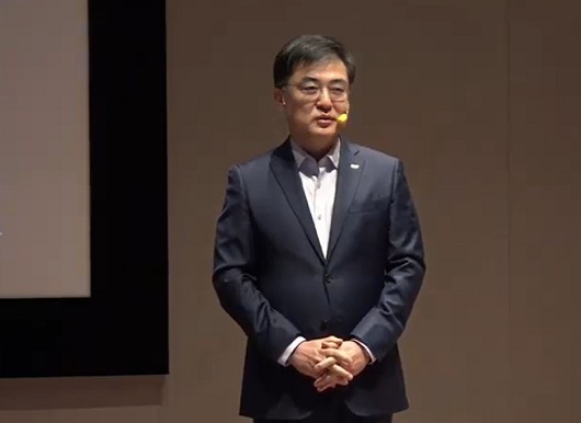 손병두 한국거래소 이사장이 25일 서울 여의도에서 열린 기자간담회에서 설명하고 있다.(사진=한국거래소 유튜브 캡쳐)