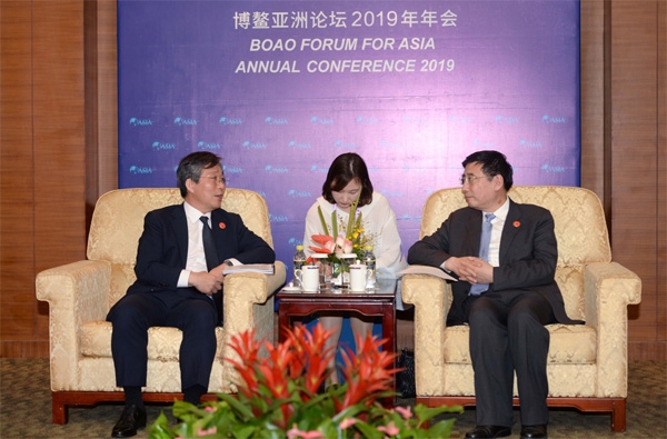 산업통상자원부는 성윤모 장관이 지난 28일 중국 하이난성에서 열린 보아오포럼에서 먀오웨이(苗圩) 공업정보화부 부장과 산업장관회담을 했다고 29일 밝혔다. 성 장관(왼쪽)과 먀오 부장이 회담을 하고 있다. (사진=산업통상자원부)