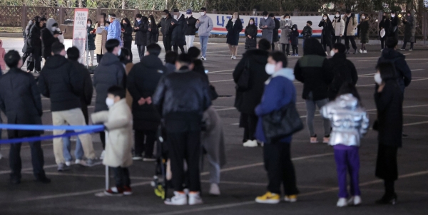 25일 오후 서울 송파구 잠실종합운동장 제2주차장 임시선별검사소를 찾은 시민들이 검사를 기다리고 있다. (사진= 연합뉴스)