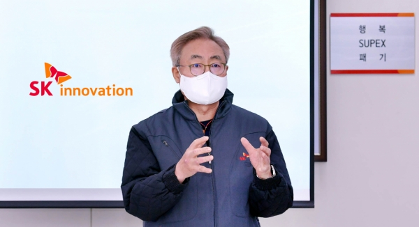 김준 SK이노베이션 부회장이 26일 자사의 공식 보도 채널인 스키노뉴스와 인터뷰를 하고 있다. (사진=SK이노베이션)