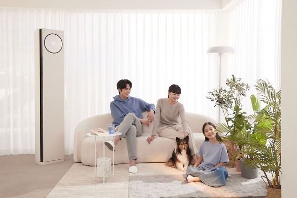 LG전자가 위생 관리 기능을 한층 더 진화시킨 '하이브리드 청정관리'를 갖춘 2022년형 'LG 휘센 타워 에어컨 오브제컬렉션'을 27일 출시한다. 모델이 다양한 공간에서 신제품을 사용하고 있다. (사진=LG전자)