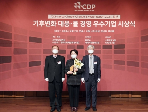 SK에코플랜트는 CDP(탄소정보공개프로젝트) 한국위원회가 주관하는 '2021년 기후변화 대응 및 물 경영 우수기업' 시상식에서 탄소경영 특별상을 수상했다고 밝혔다.  (사진=SK에코플랜트)