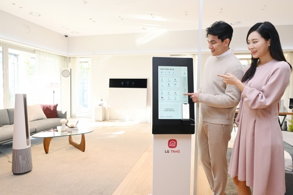 LG전자가 LG베스트샵에 스마트홈 플랫폼인 'LG 씽큐(LG ThinQ)' 애플리케이션(앱)을 체험할 수 있는 전용 공간을 마련했다. 고객은 LG 씽큐 앱 체험공간에 설치된 키오스크를 통해 LG 씽큐 앱을 이용하며 다양한 LG 오브제컬렉션 제품을 원격 제어할 수 있다. (사진=LG전자)