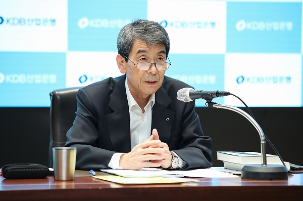 이동걸 산업은행 회장이 27일 오후 열린 신년 기자간담회에서 취재진 질의에 답하고 있다. (사진=산업은행)