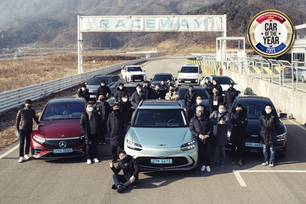 한국자동차전문기자협회 '2022 대한민국 올해의 차'에 선정된 수상 차량과 한국자동차전문기자들이 단체촬영. (사진= 한국자동차전문기자협회)