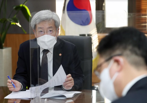 고승범 금융위원장이 28일 오전 금융시장 점검회의를 주재하고 금융위 간부들과 시장동향 및 리스크요인을 점검하고 있다. (사진=금융위원회)