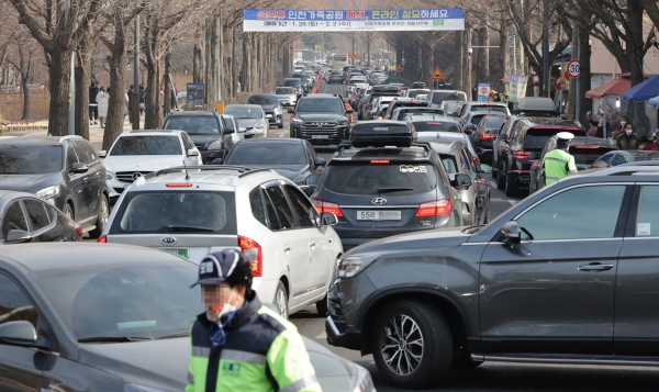 지난 23일 인천가족공원을 찾은 시민들이 차량을 타고 줄지어 입장하고 있다. (사진=연합뉴스)