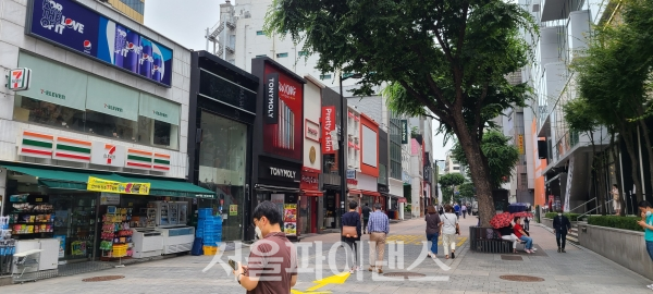 점심시간에도 한산한 서울 중구 명동 골목. (사진= 박성준 기자)