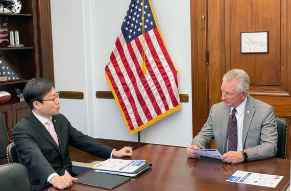 여한구 산업통상자원부 통상교섭본부장(왼쪽)이 1일(현지시간) 미국 워싱턴 DC에서 토미 튜버빌 상원의원과 면담을 하고 있다. (사진=산업통상자원부)