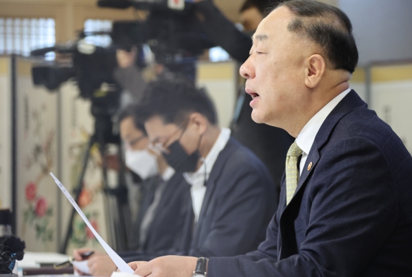 홍남기 경제부총리 겸 기획재정부 장관이 3일 정부서울청사에서 열린 제38차 부동산시장 점검 관계장관회의를 주재하며 발언하고 있다.(사진=연합뉴스)