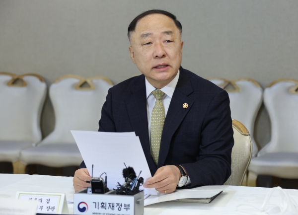 홍남기 부총리 겸 기획재정부 장관이 3일 정부서울청사에서 열린 '제38차 부동산시장 점검 관계장관회의'를 주재하며 발언하고 있다. (사진=연합뉴스)