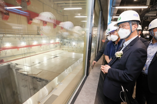 정재훈 한국수력원자력  사장이 신한울1호기 현장을 시찰하고 있다. (사진=한국수력원자력)