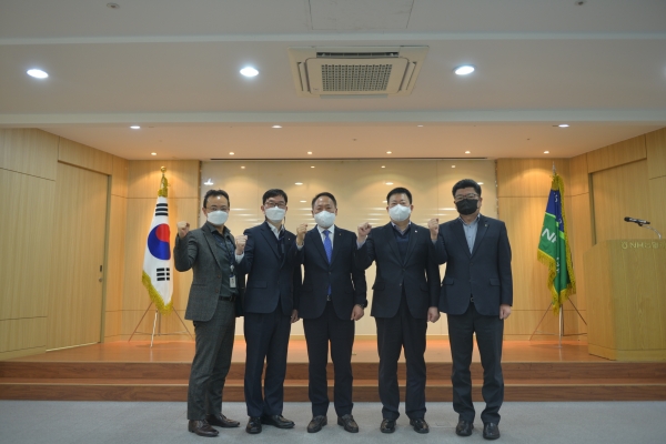 박태선 NH농협캐피탈 대표(왼쪽에서 세번째)와 은길수 여신관리본부 부사장(왼쪽에서 두번째), 조두식 리테일금융본부 부사장(왼쪽에서 네번째)이 행사 직후 직원들과 기념촬영을 하고 있다. (사진= NH농협캐피탈)