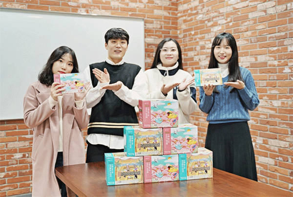 롯데푸드 히든서포터즈 19기 중 히든하우스 팀이 자신들의 제안으로 제품화된 '쉐푸드(Chefood) 냉동파스타' 2종을 소개하고 있다. (사진=롯데푸드) 