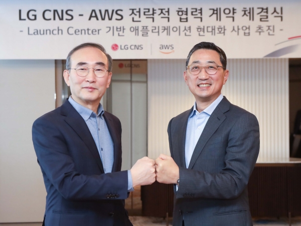 김영섭 LG CNS 대표이사 사장(왼쪽)과 함기호 AWS코리아 대표가 '전략적 협력계약(SCA)' 체결 후 기념촬영하는 모습. (사진=LG CNS)