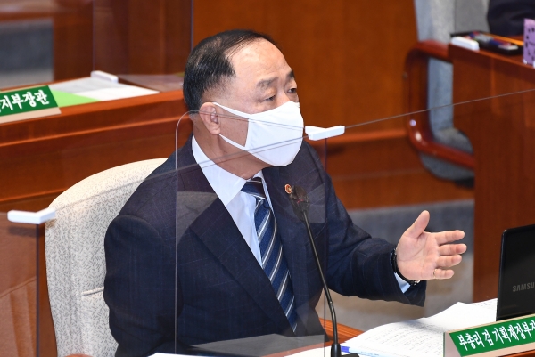 홍남기 경제부총리가 8일 서울 여의도 국회에서 열린 예산결산특별위원회에서 의원들의 질의에 답하고 있다. (사진= 연합뉴스)