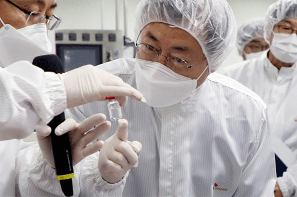 문재인 대통령이 지난 1월20일 경북 안동시 SK바이오사이언스 공장에서 노바백스 코로나19 백신 생산 시설을 살펴보고 있다. (사진=연합뉴스)