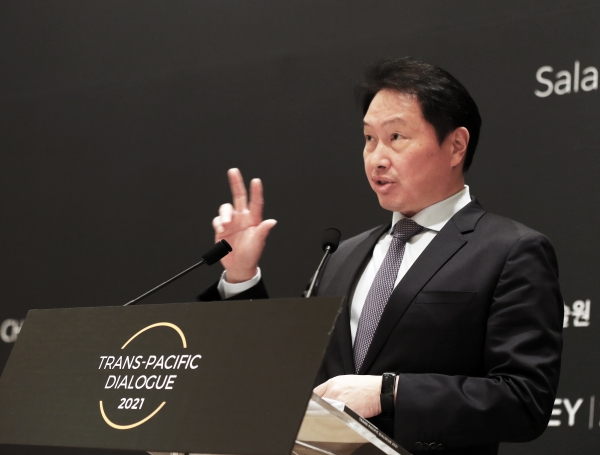 최종현학술원 이사장인 최태원 SK회장이 6일 미국 워싱턴D.C. 인근에서 열린 '2021 트랜스 퍼시픽 다이얼로그'에서 환영사를 하고 있다. (사진=SK)