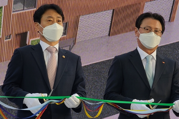 박기영 산업통상자원부 제2차관(오른쪽)과 오종훈 SK에너지 P&M CIC 대표가 9일 에너지 슈퍼스테이션 개소식에 참석해 리본을 자르고 있다. (사진=박시형 기자)