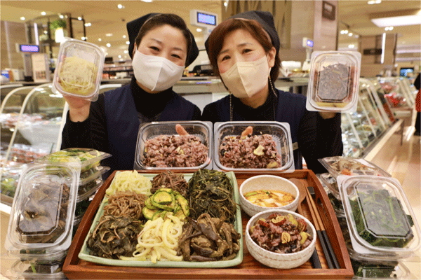 10일 서울 중구 소공동 롯데백화점 본점 지하 1층 반찬코너에서 직원들이 정월대보름용 오곡찰밥과 나물반찬을 보여주고 있다. (사진=롯데백화점) 