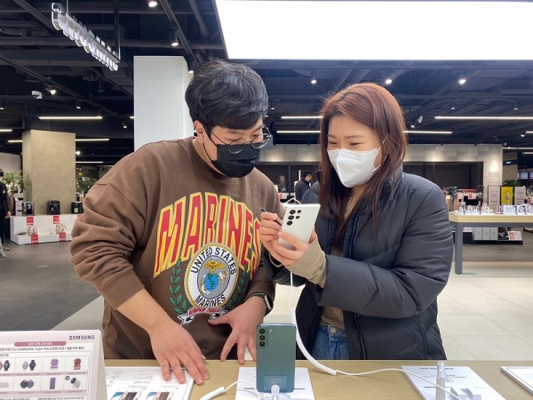 전자랜드가 2월 10일부터 21일까지 삼성전자 '갤럭시 S22 시리즈'의 사전 예약 프로모션을 실시한다. 전자랜드 타이푼 매장에서 고객들이 갤럭시S22 시리즈를 살펴보고 있다. (사진=전자랜드)