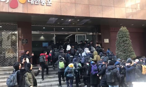 전국택배노조 CJ대한통운지부 조합원 200여 명이 서울 중구 CJ대한통운 본사 앞에서 기자회견을 열고 긴급 점거 농성에 돌입하는 모습. (사진=연합뉴스)