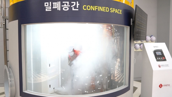 안전체험관에서 롯데건설 직원이 밀폐공간 체험을 진행 중이다. (사진=롯데건설)
