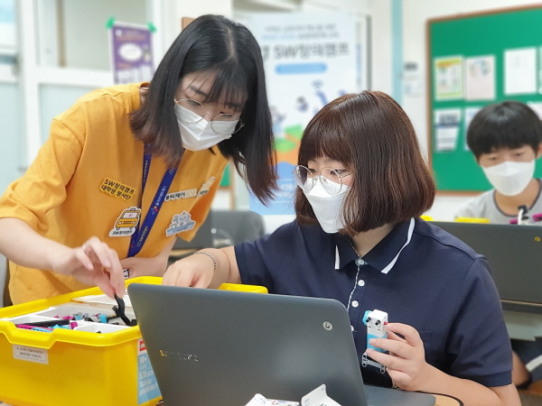 CJ SW창의캠프 대학생 봉사단이 제주 저청중학교에서 열린 '찾아가는 AI.SW 창의캠프'에 참여하는 모습. (사진=CJ올리브네트웍스)