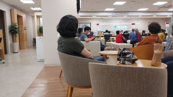 한 은행 영업점에 고객들이 대기하고 있다. (사진=서울파이낸스)