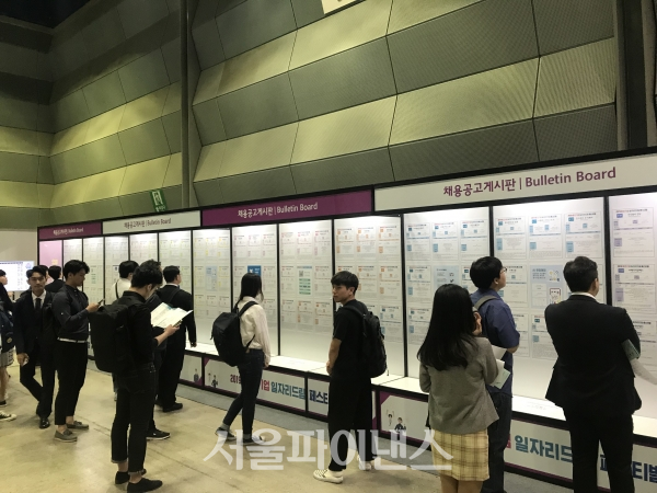 청년구직자들과 취업을 준비중인 고등학생이 채용게시판을 살펴보고 있다.(사진=윤은식 기자)
