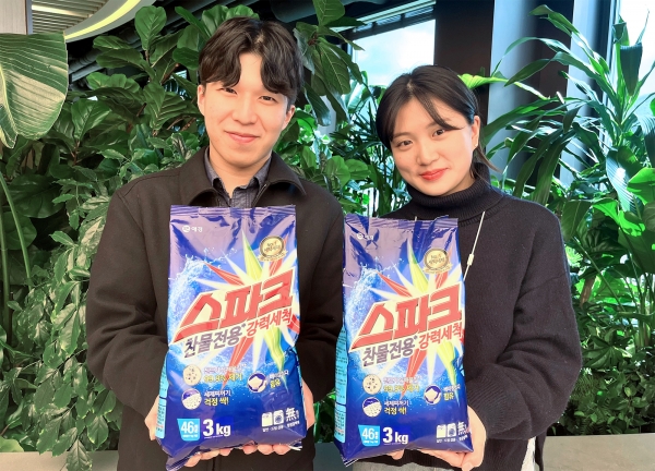 SK지오센트릭과 애경산업이 개발한 단일 포장재가 세탁세제 '스파트'에 적용됐다. (사진=SK지오센트릭)