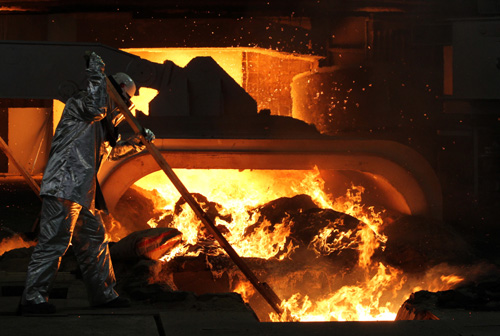 현대제철 직원이 용광로에서 용선을 꺼내는 작업인 출선작업을 하고 있다. (사진=현대제철)