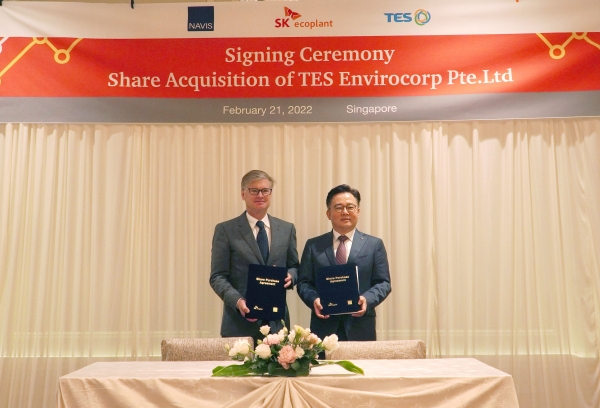 박경일 SK에코플랜트 사장은 21일 테스의 최대주주인 로드니 뮤즈 매니징 파트너와 테스의 지분 100%를 인수하는 주식매매계약(SPA) 체결식을 가졌다. 체결식에서 박경일 SK에코플랜트 사장(오른쪽)이 로드니 뮤즈 나비스 캐피탈 파트너스 매니징 파트너와 기념촬영을 하고 있는 모습. (사진=SK에코플랜트)