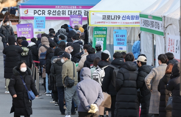 21일 오전 서울 중구 서울역 코로나19 임시 선별검사소에서 시민들이 검사를 받기 위해 줄을 서 있다. (사진= 연합뉴스)