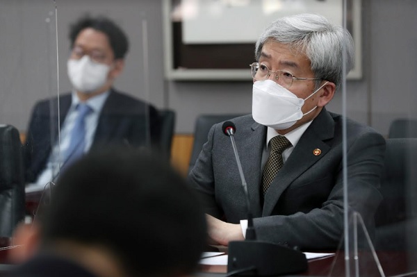 고승범 금융위원장이 22일 우크라이나 사태로 변동성이 확대되고 있는 금융시장 상황과 관련해 금융위 간부들과 시장동향 및 리스크 요인을 점검하고 있다. (사진=금융위원회)