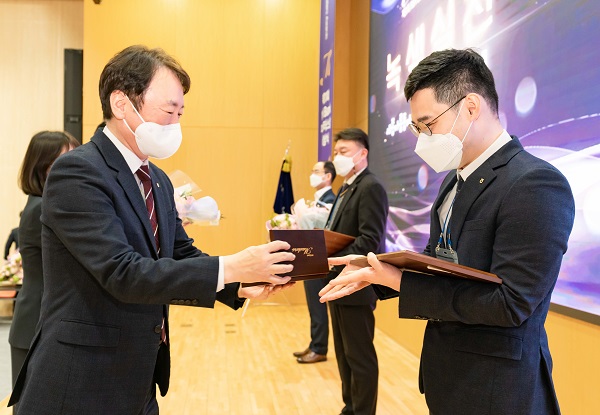 권준학 은행장(왼쪽)이 NH BANK 마스터스상 수상자들에게 축하 꽃다발과 상을 수여하고 있다. (사진=)