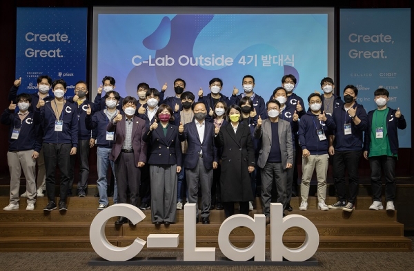 삼성전자는 23일 서울 서초구 '삼성전자 서울R&D캠퍼스'에서 'C랩 아웃사이드 4기' 발대식을 개최했다. 이번에 선발된 스타트업 20개사를 비롯해 (사진 앞줄 왼쪽부터) 김용문 창업진흥원 원장, 국민의힘 양금희 의원, 박학규 삼성전자 경영지원실장 사장, 정의당 류호정 의원, 최성진 코리아스타트업포럼 대표 등 국회, 스타트업 업계 관계자들이 발대식에 참석했다. (사진=삼성전자)