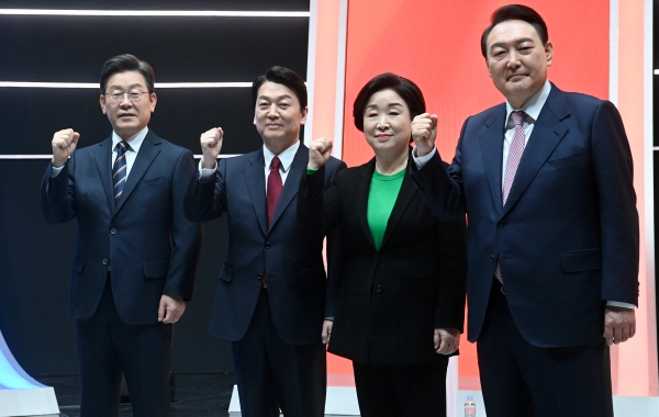 (왼쪽부터) 이재명 더불어민주당 대선 후보, 안철수 국민의당 대선 후보, 심상정 정의당 대선 후보, 윤석열 국민의힘 대선 후보가 21일 서울 마포구 MBC 미디어센터 공개홀에서 열린 중앙선거방송토론위원회 주관 제20대 대통령선거 후보 초청 1차 토론회에 앞서 기념촬영을 하고 있다. (사진=연합뉴스)