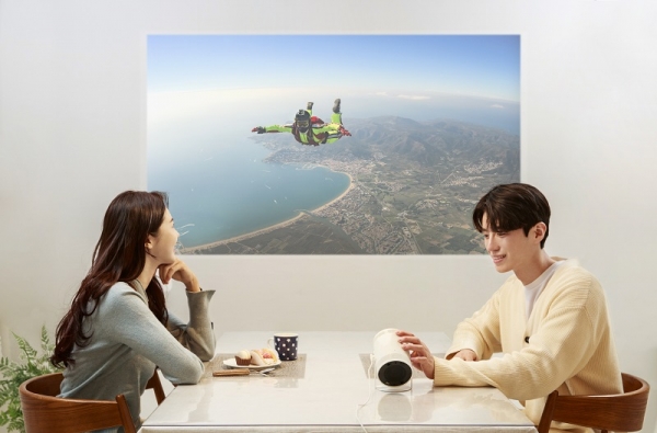 삼성전자 모델이 실내와 야외에서 자유롭게 사용 가능한 포터블 스크린 '더 프리스타일'을 선보이고 있다. (사진=삼성전자)