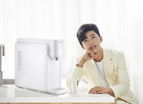 '청호 자가관리 정수기 셀프'와 모델 임영웅 (사진=청호나이스)