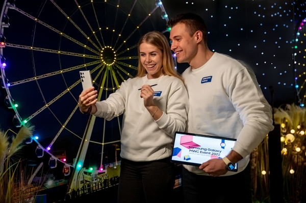 28일(현지시간) 스페인 바르셀로나에서 개막하는 모바일 월드 콩그레스(MWC) 2022의 마련된 삼성전자 전시관에서 '갤럭시 S22' 시리즈의 나이토그래피 기능을 체험하고 있는 모습. (사진=삼성전자)