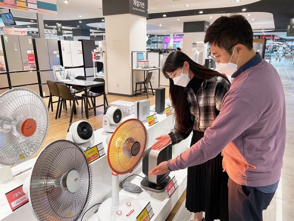 전자랜드 파워센터 용산본점에서 고객들이 난방 가전을 살펴보고 있다. (사진=전자랜드)
