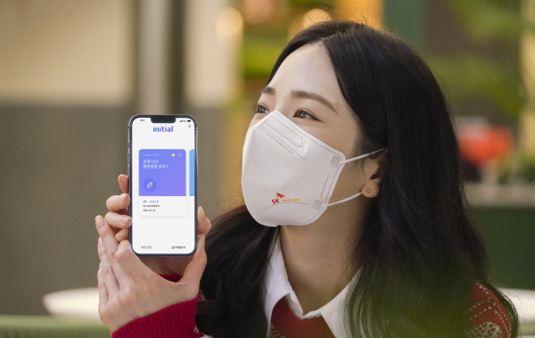 SK텔레콤의 블록체인·DID 서비스 '이니셜' 앱을 통해 코로나19 백신 접종 정보를 조회하는 모습. (사진=SK텔레콤)