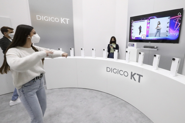 27일(현지시간) KT 전시관 내 리얼 댄스 스튜디오 존에서 관람객이 관련 서비스를 체험하고 있다. (사진=KT)