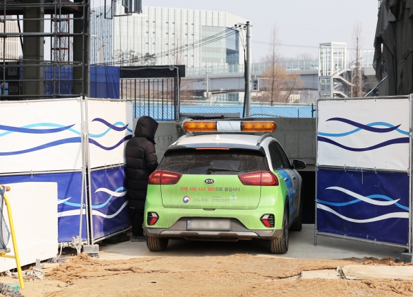 경기도 성남시 수정구 판교제2테크노밸리의 건물 신축 현장 합동감식이 진행된 지난 11일 관계자들이 사고 현장으로 이동하고 있다. (사진=연합뉴스)