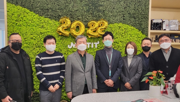 (왼쪽 세번째부터) 하성문 민팃 대표이사와 구승엽 원더풀플랫폼 대표이사 등 양사 관계자들이 업무협약을 체결한 뒤 기념촬영을 하고 있다. (사진=민팃)