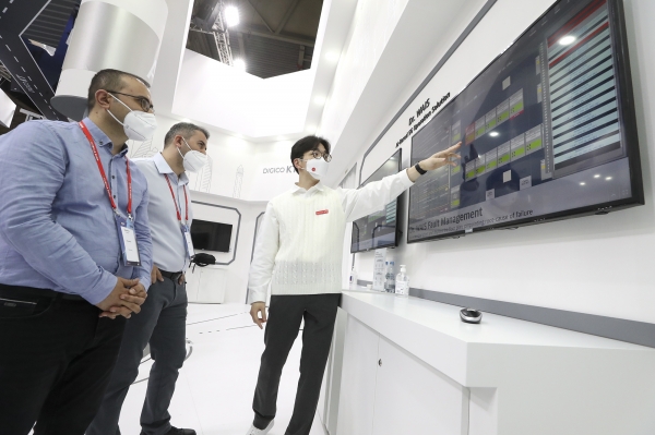 28일(현지시간) KT 전시관 내 AI 존에서 관람객이 관련 서비스를 체험하고 있다. (사진=KT)