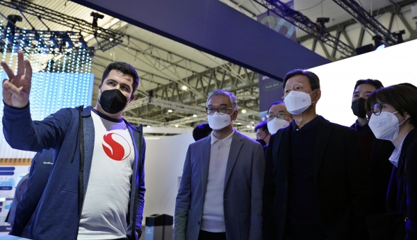 황현식 LG유플러스 대표(오른쪽 세번째)가 퀄컴 관계자로부터 5G 단독모드에서 활용할 수 있는 주파수집성기술(CA)에 대한 설명을 듣고 있는 모습. (사진=LG유플러스)