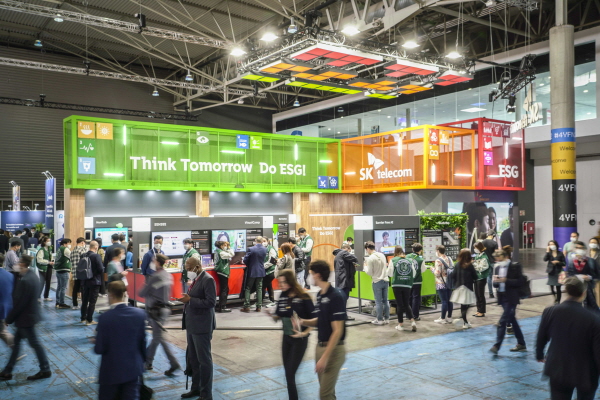 관람객이 4YFN의 SK텔레콤 ESG 전시관을 관람하고 있다. (사진=SK텔레콤)