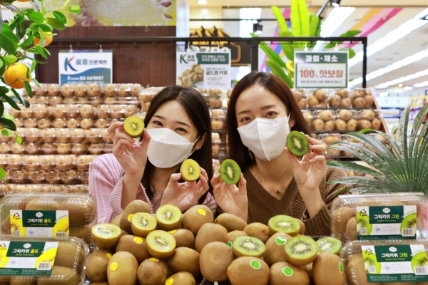 모델이 그릭키위 골드·그린을 들고 포즈를 취하고 있다 (사진=롯데쇼핑)